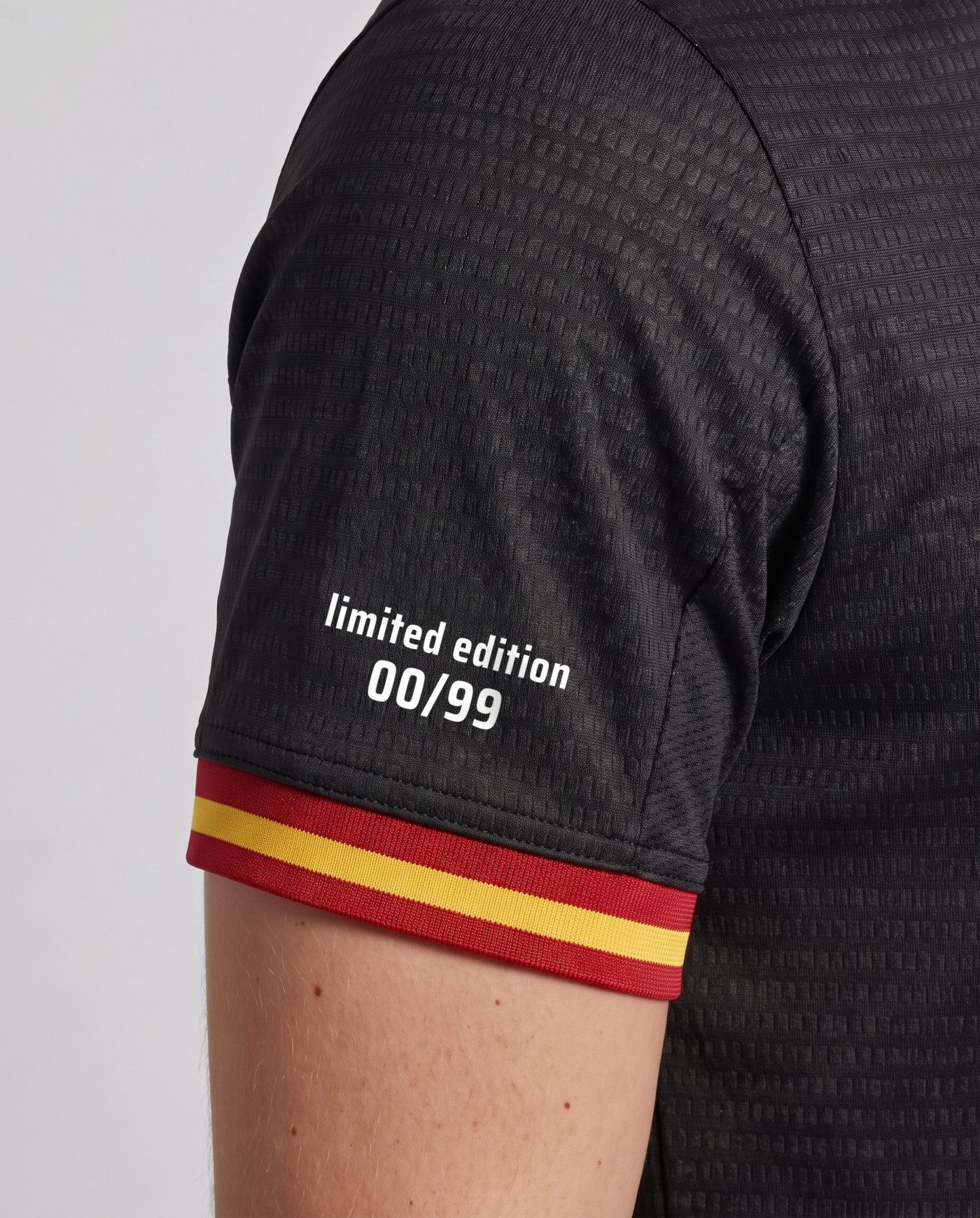 Detalle de la manga derecha de la camiseta negra Pirri 8