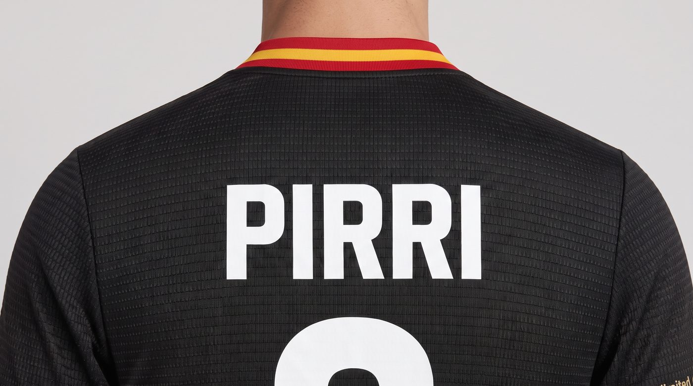 Detalle del nombre Pirri en la espalda de la camiseta negra del Ceuta