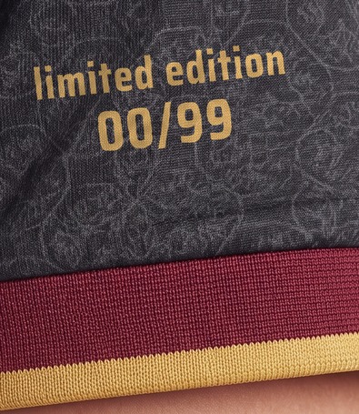 Detalle de la numeración de edición limitada en la manga de la camiseta negra Rodri 16