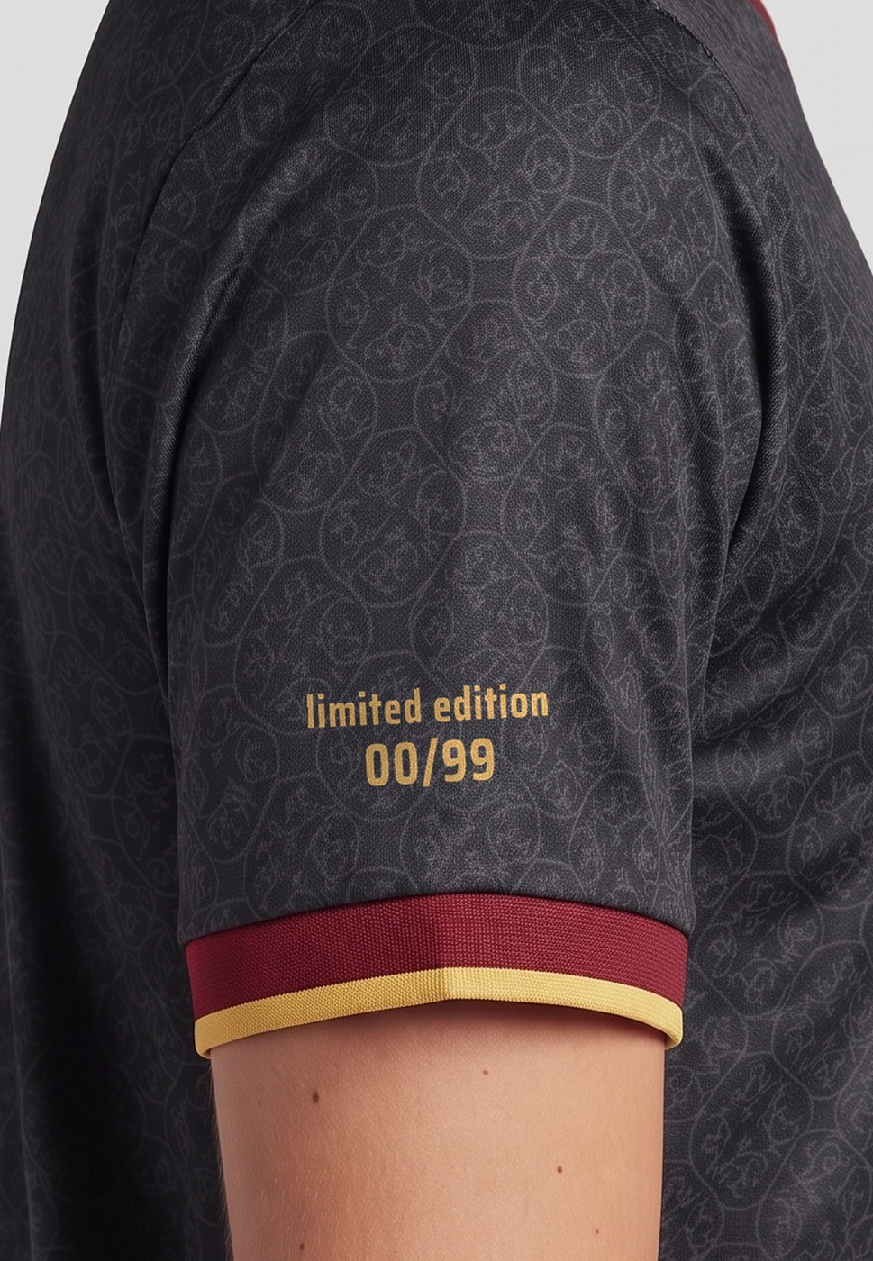 Detalle de la manga derecha de la camiseta negra España Rodri 16