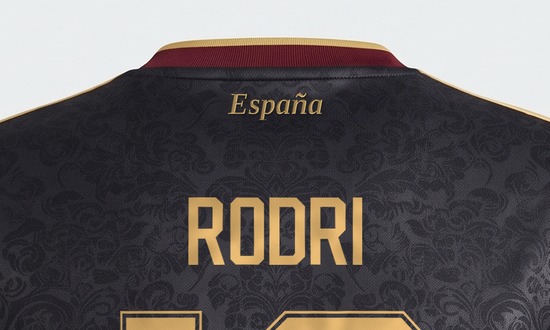 Detalle del nombre Rodri en la espalda de la camiseta negra España Campeones 2026