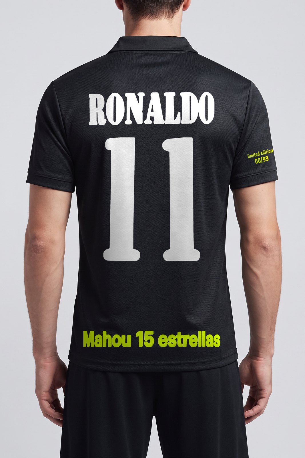 Vista trasera con la camiseta negra Real Madrid Ronaldo 11 puesta: nombre, dorsal 11 y claim Mahou 15 estrellas