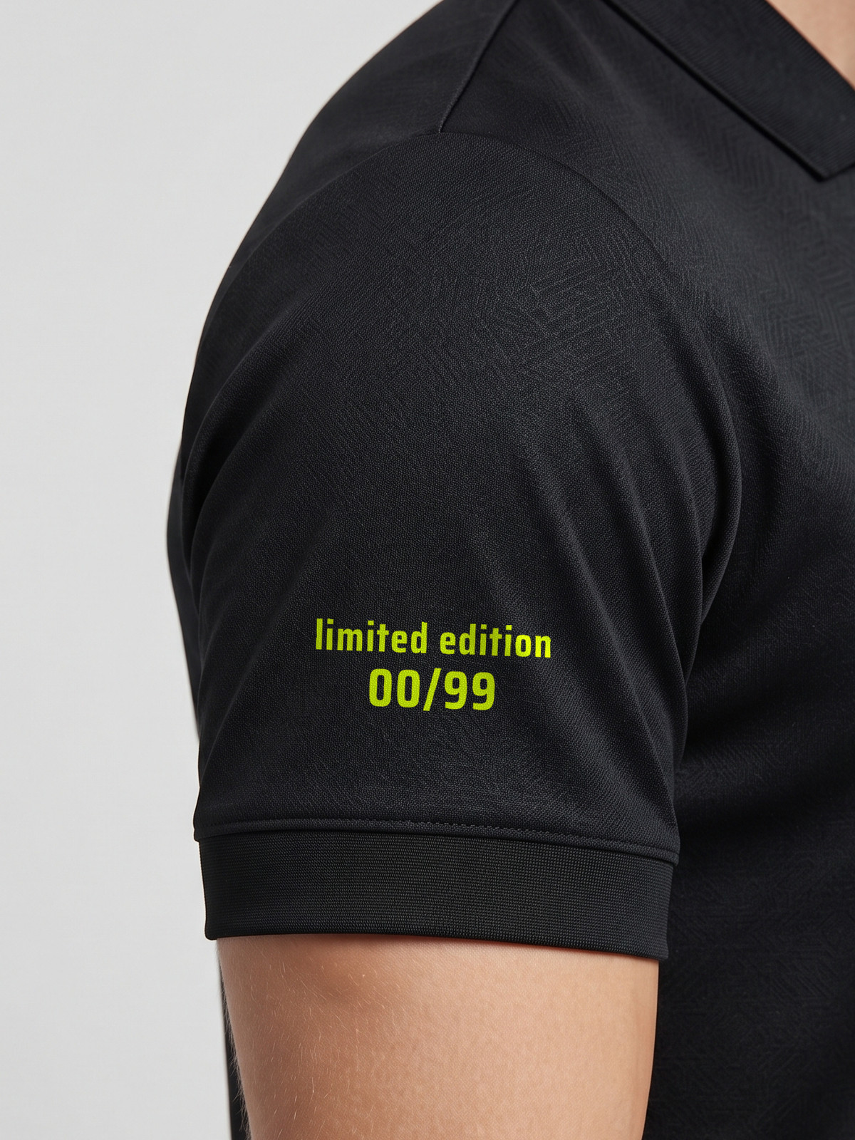 Detalle de la manga derecha de la camiseta Ronaldo 11
