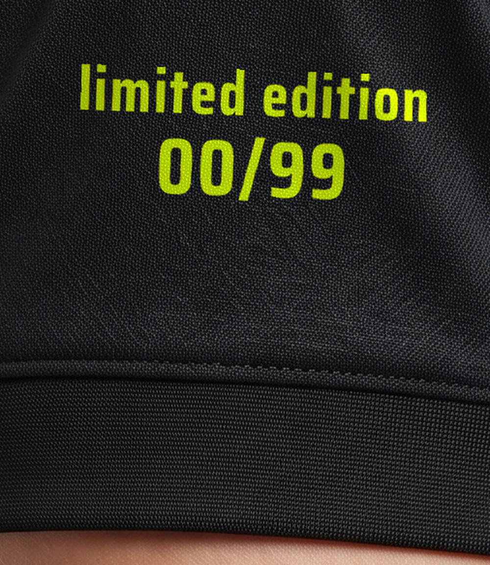 Detalle de la numeración de edición limitada en la manga de la camiseta Ronaldo 11