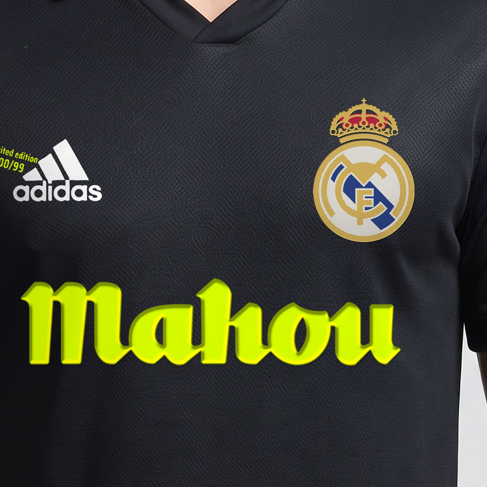 Detalle frontal de la camiseta Ronaldo 11: escudo bordado, marca y patrocinador Mahou