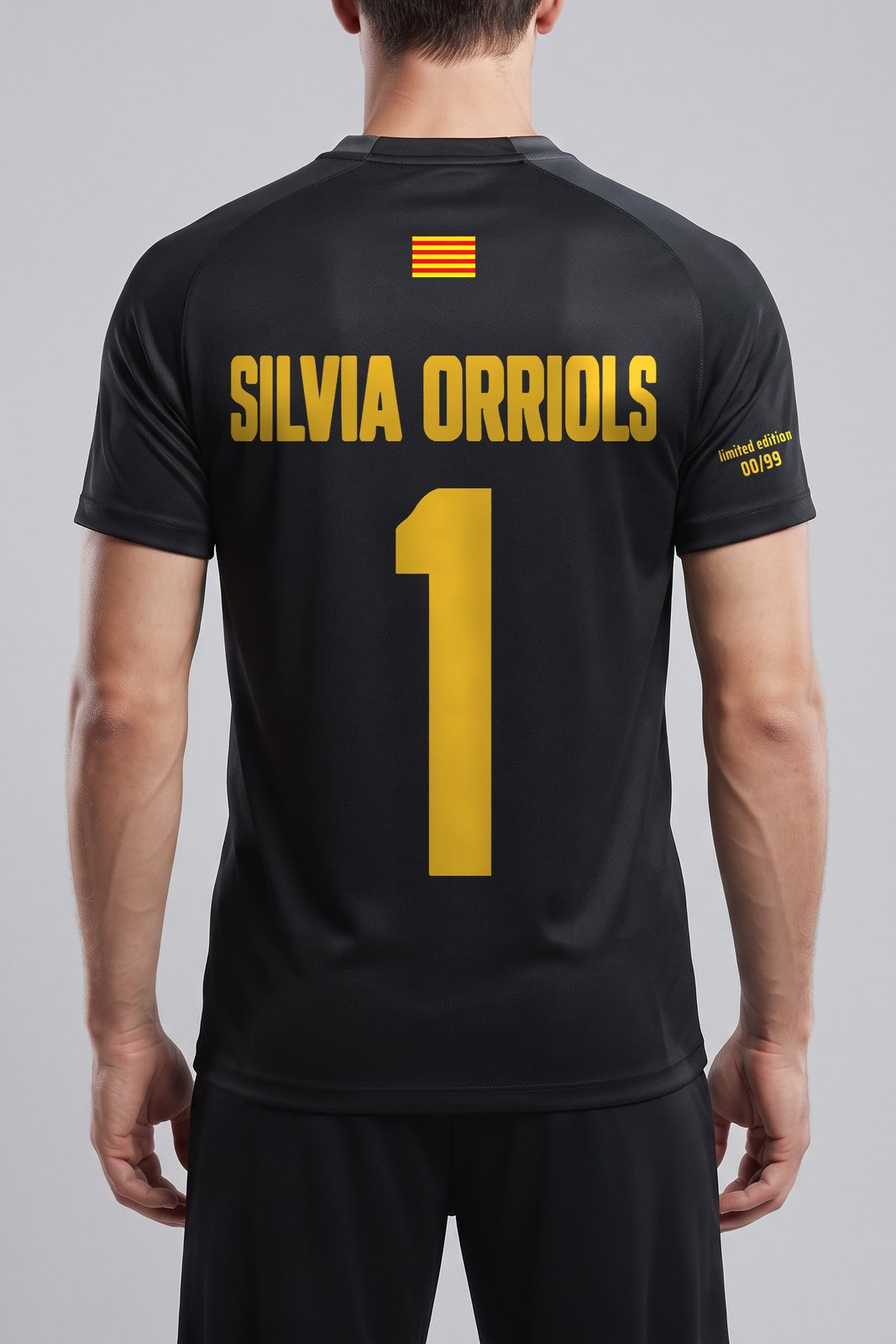 Vista trasera con la camiseta negra Barcelona Silvia Orriols 1 puesta: senyera, nombre y dorsal 1