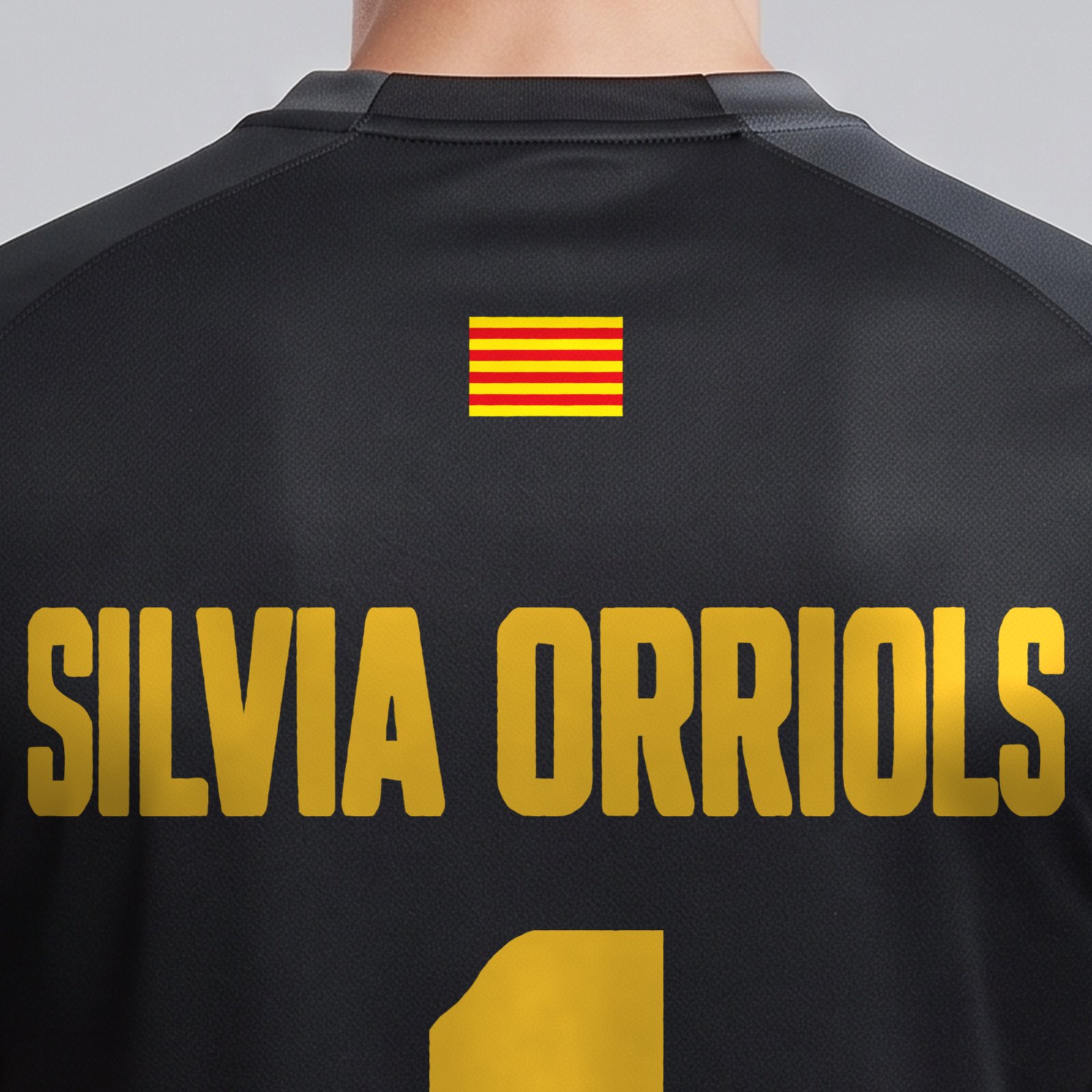 Detalle de la espalda de la camiseta Silvia Orriols 1: senyera, nombre y dorsal