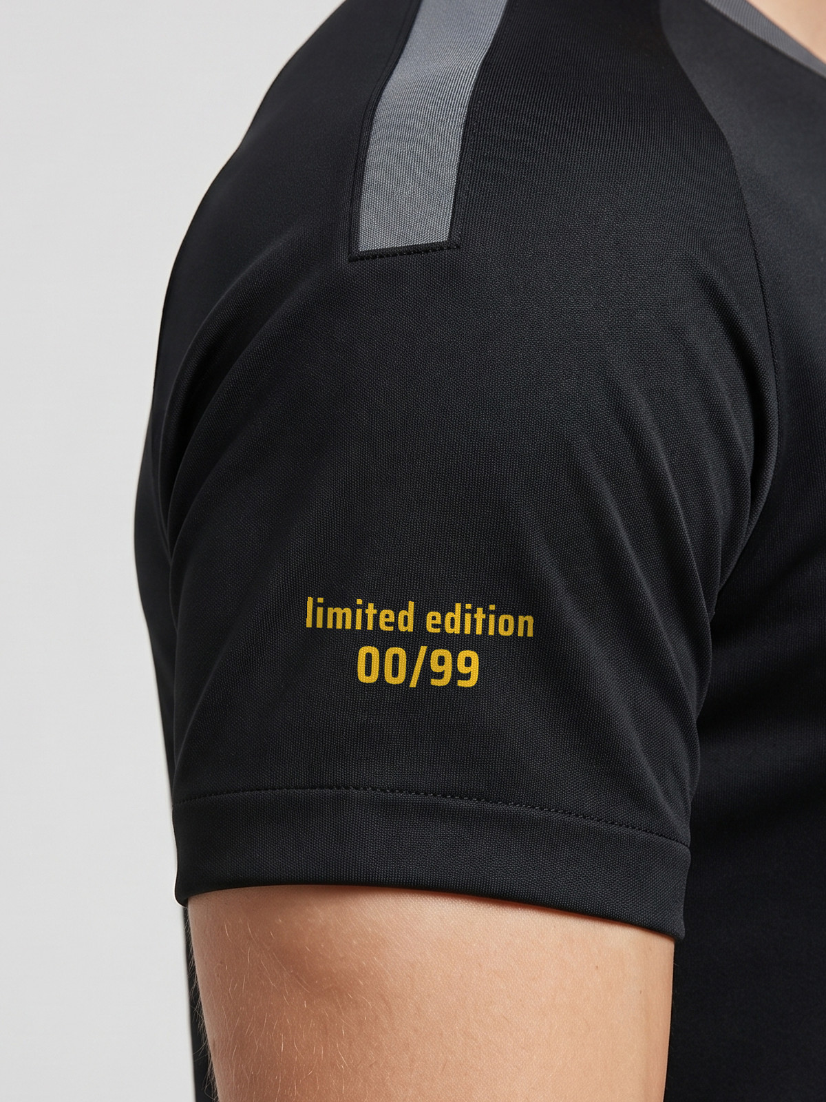 Detalle de la manga derecha de la camiseta Stoichkov 8