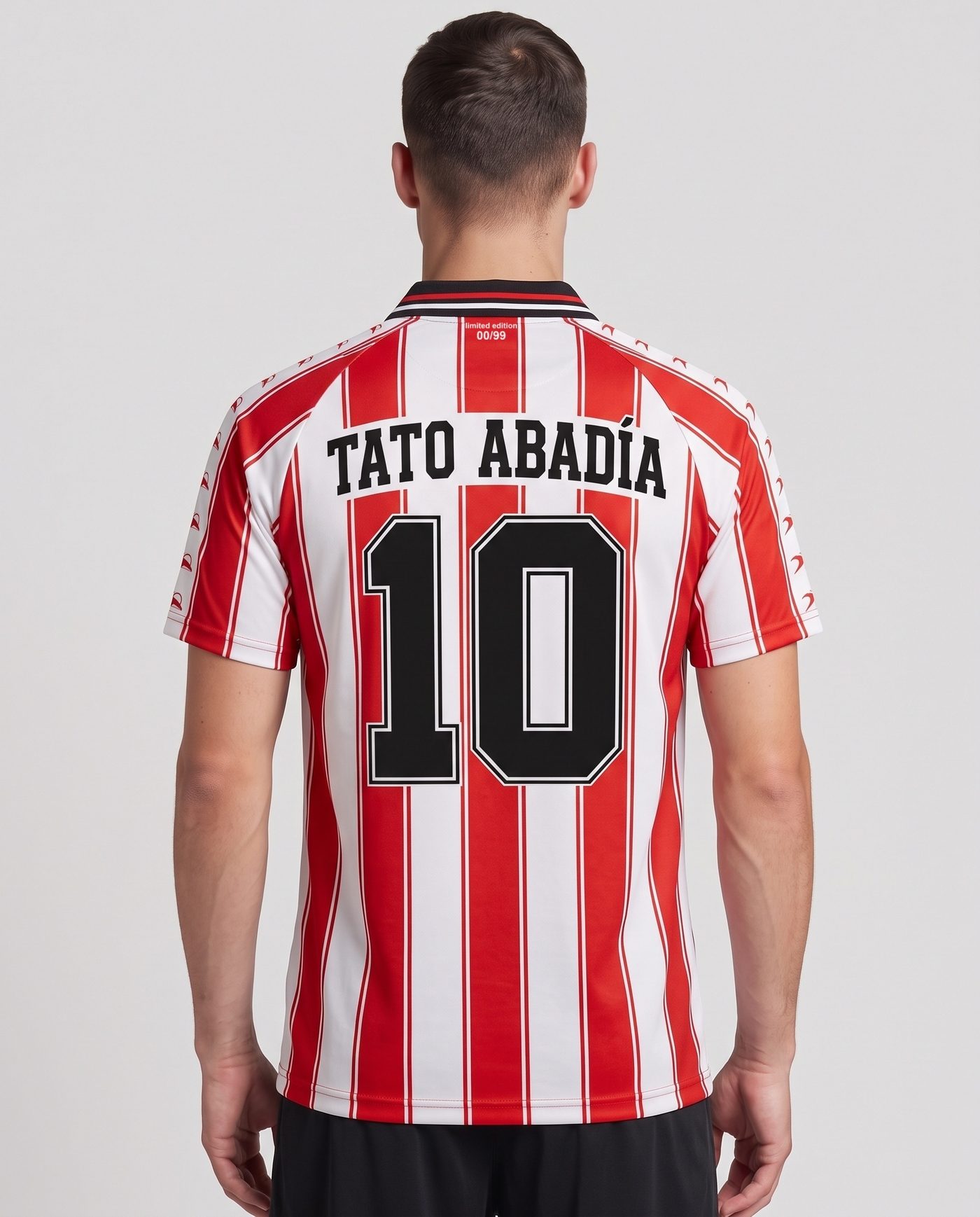 Vista trasera con la camiseta rojiblanca del Logroñés puesta, con el nombre Tato Abadía y el dorsal 10