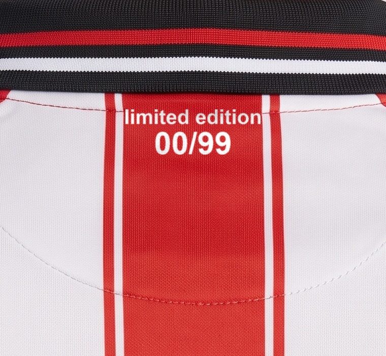Detalle de la numeración de edición limitada en la nuca de la camiseta Tato Abadía 10