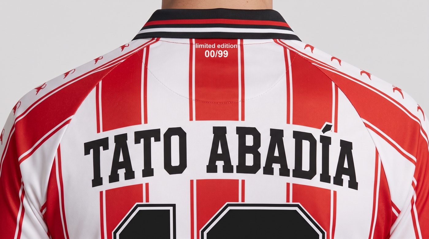 Detalle del nombre Tato Abadía en la espalda de la camiseta rojiblanca del Logroñés